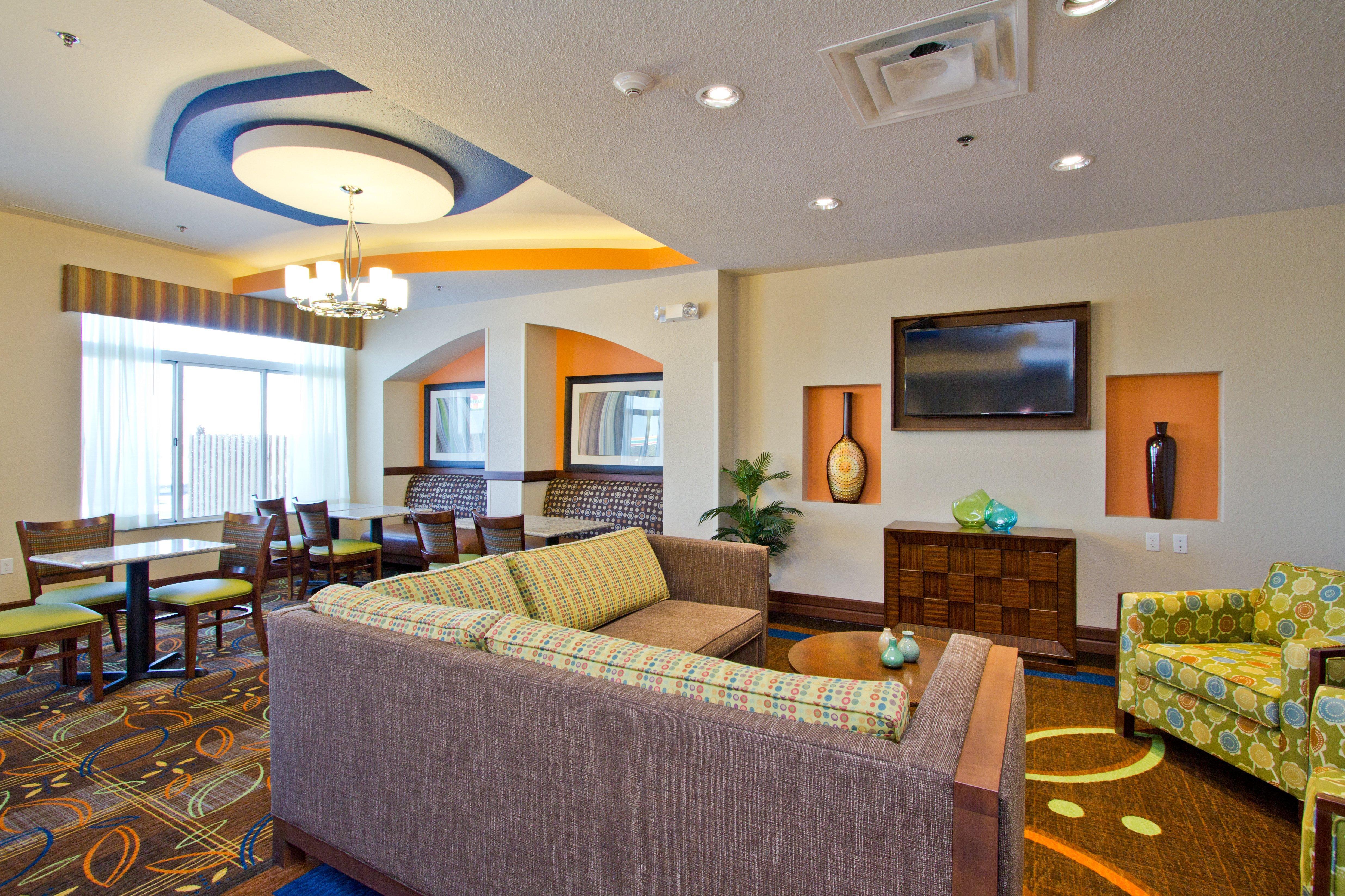 Holiday Inn Express And Suites Denver East Peoria Street By Ihg Exterior photo